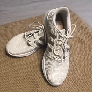 Tennis shoes